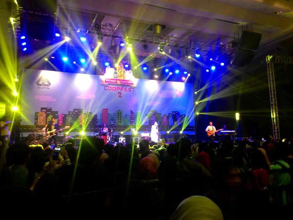 3entertainment_'s tweet photo. pecaaaaaaaaahhhhhhhh @coopfest_ @raisa6690 on the stage !!! #COOPFEST2 #COOPEOPLE #raisa https://t.co/9C0tLMXLlF
