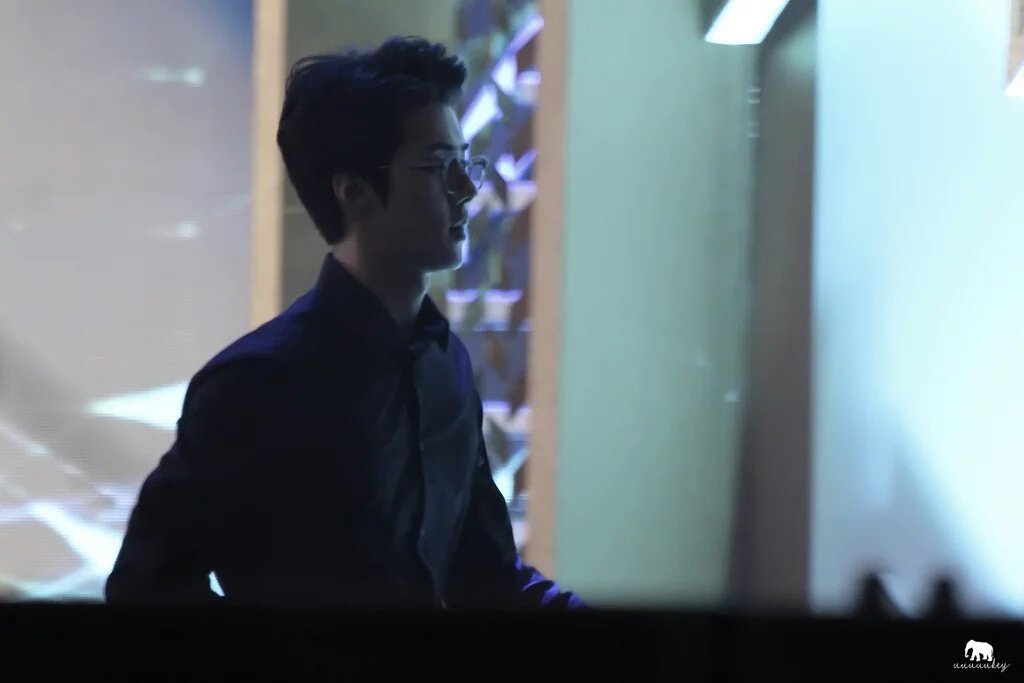 _OMG_ARIN's tweet photo. @sehooln  헐... Look at this business man. Are you that busy, huh, Wu Shi Xun gege? 😥 https://t.co/eouvIFQ4Lm