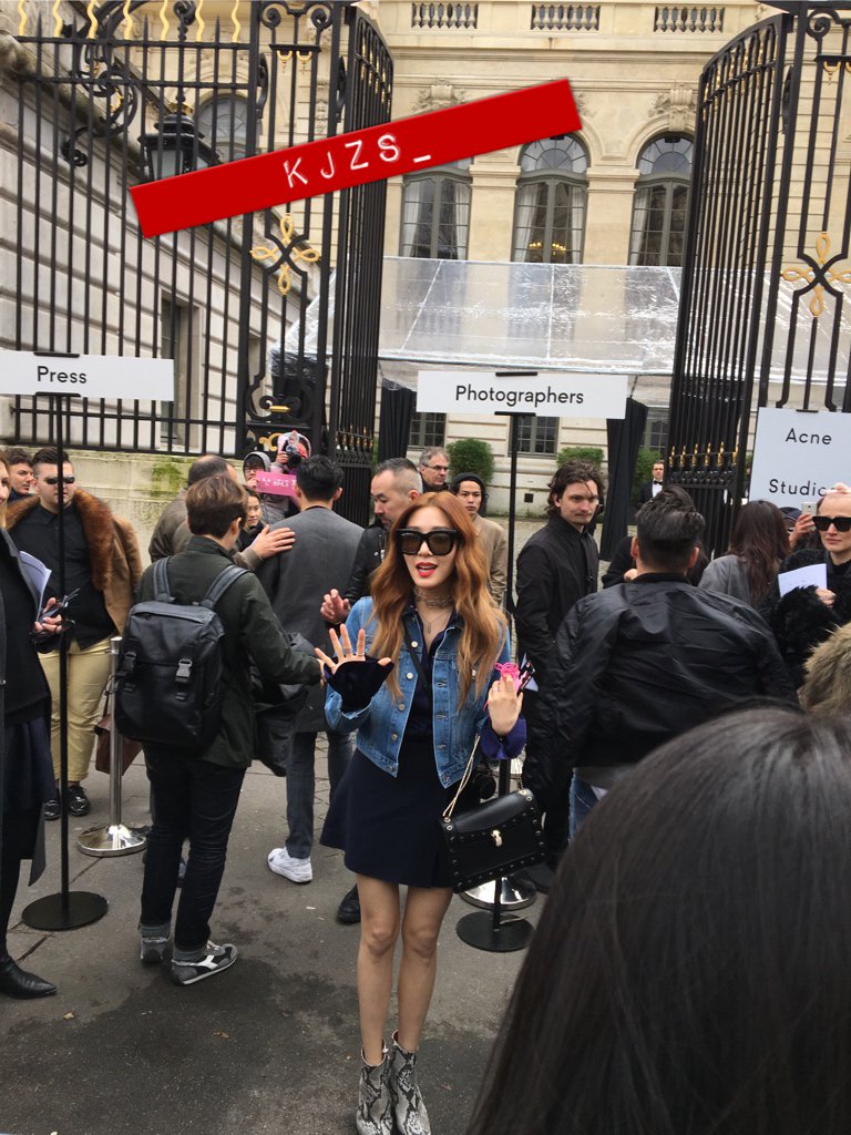 [PIC][03-03-2016]Tiffany khởi hành đi Pháp để tham dự "Paris Fashion Week 2016" vào sáng nay - Page 2 CcyZiHuW4AIgUZL