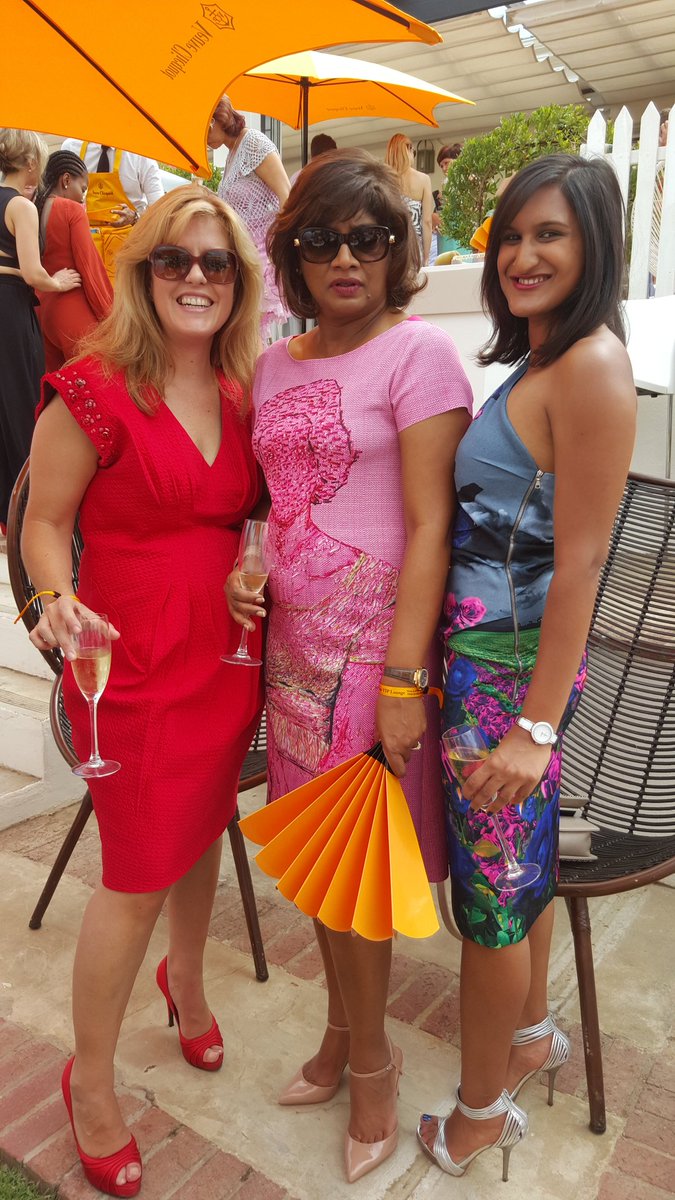 DoreFashion's tweet image. D'ORE power team enjoying themselves @valdevieestate #VCMastersPolo #StyledbyDore #ClicquotintheSun