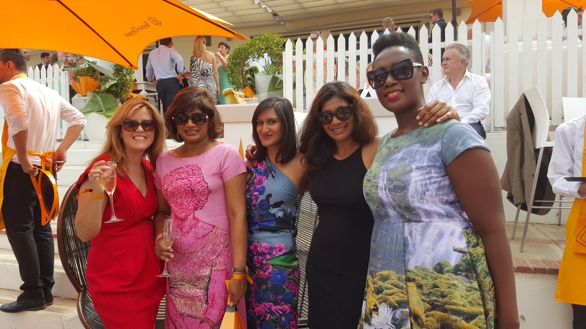 DoreFashion's tweet image. D'ORE power team enjoying themselves @valdevieestate #VCMastersPolo #StyledbyDore #ClicquotintheSun