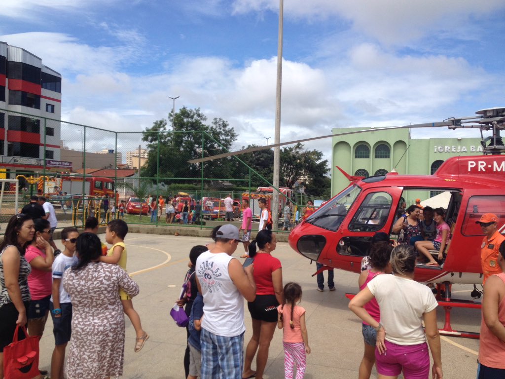 resgateaereo's tweet photo. Resgate Aéreo no Bombeiro nas Quadras em #Ceilandia, 41ºGBM, #AUDAZES. @cbm_df https://t.co/9HTYtaI6aP