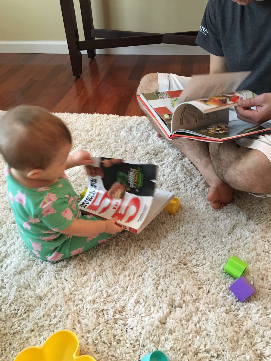 Mindy_Valeri's tweet photo. @chefsymon like father, like daughter! Learning about the kitchen early! @dotcomllc #livetocook #5in5 https://t.co/4nzWecOSId