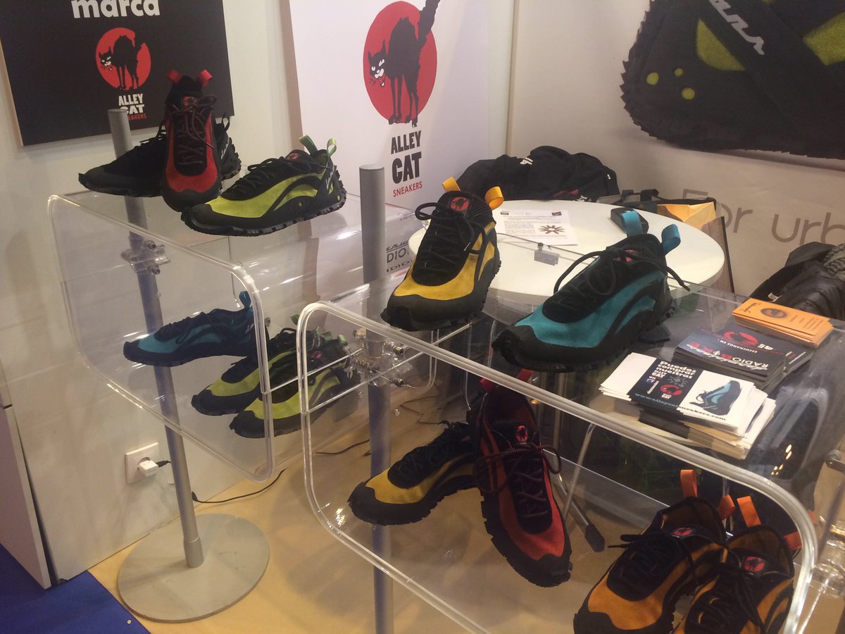 cat_sneakers's tweet photo. En todos los colores, ligeras y flexibles para el uso diario! #piesdegato #modasostenible #momadshoes @Evamontorop https://t.co/8lyGuJLbC2