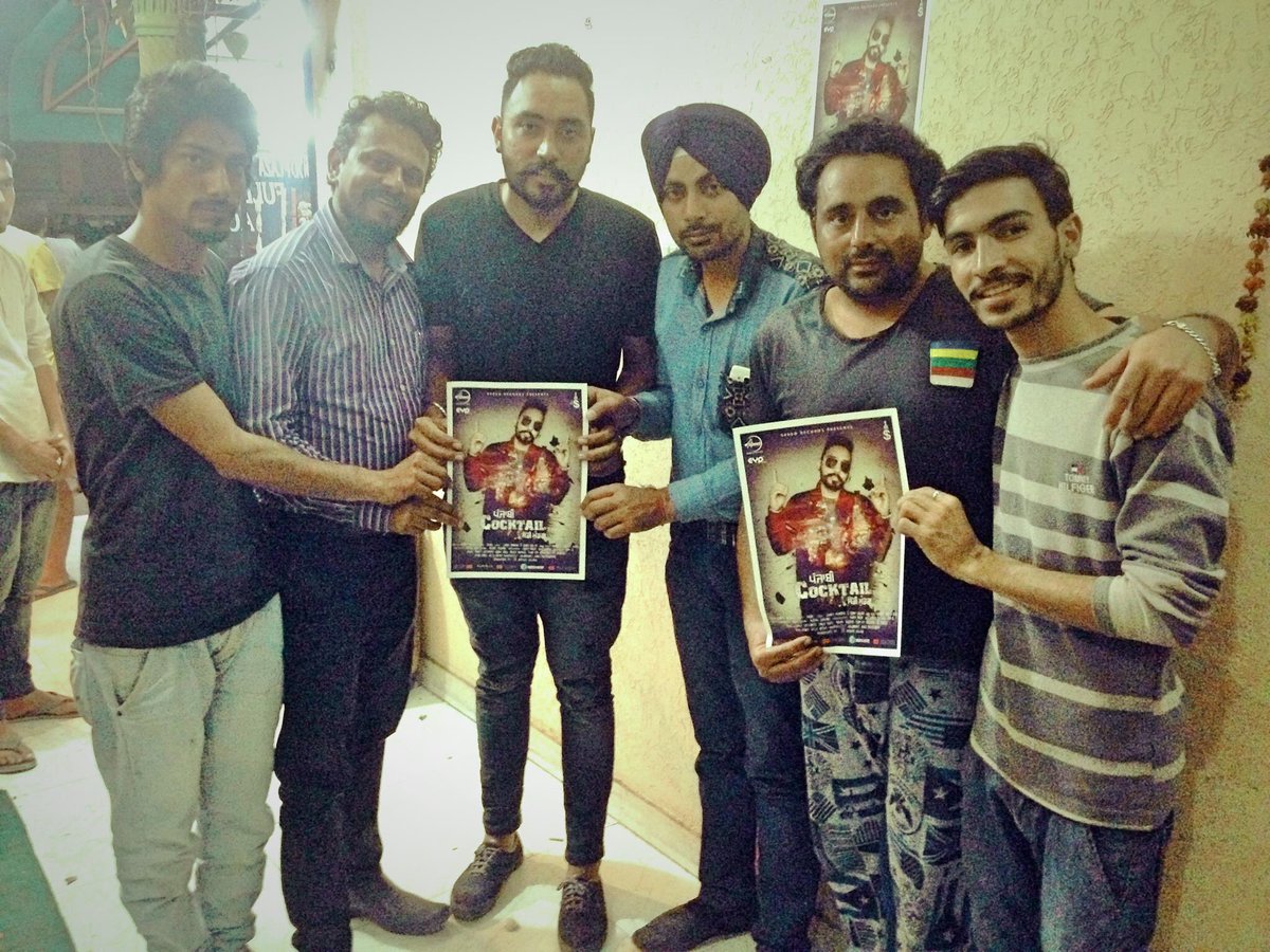 iamsanddymundra's tweet photo. Hanji pohunch gaye #Jalandhar kal Live in #Ctgroup
#PunjabiCocktail #MehfilanDaGana
Kal mille #RababStudio wale
SM https://t.co/BSkkgn39T6
