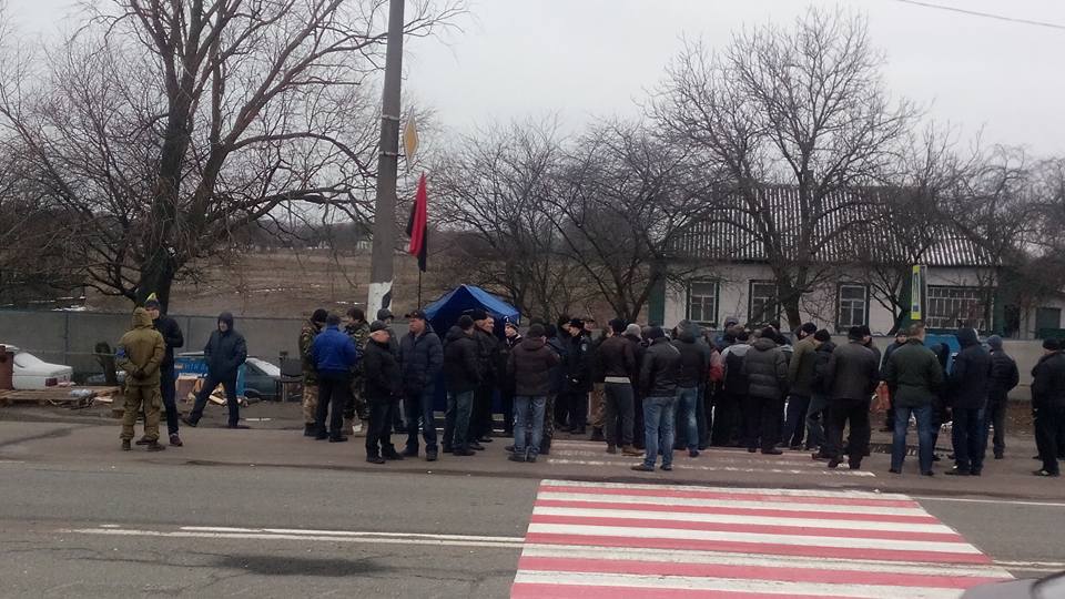 До Кіптів приїхало все керівництво області. Близько сотні тітушків провокують конфлікт.
#ведмежаблокада