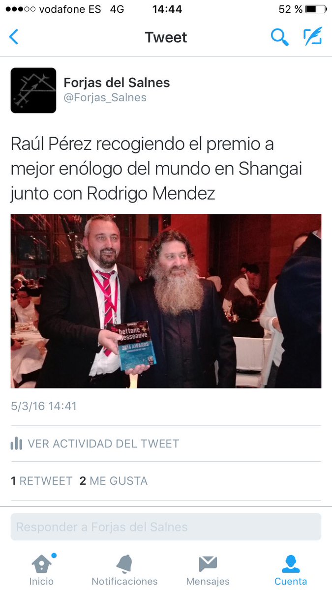 Forjas_Salnes's tweet photo. Raúl Pérez recogiendo el premio a mejor enólogo del mundo en Shangai junto a Rodrigo Mendez https://t.co/s7QElKyvmV