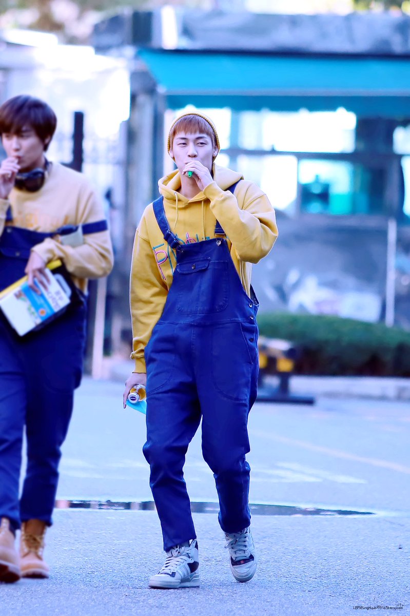 cappu_19921031's tweet photo. 151030 뮤뱅 출근 #엔플라잉 #NFlying_Lonely #Lonely #이승협 #승협 #제이던 #승짱구 @NFlyingofficial 노랑노랑 ✨🌟⭐️ https://t.co/GttNaBxmhX
