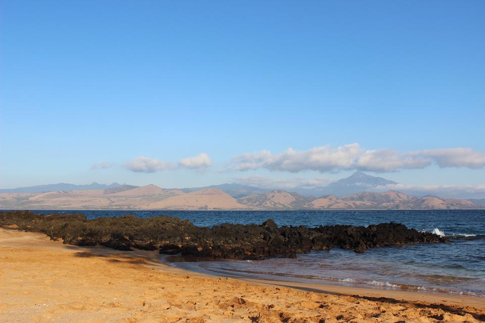 Terhalang oleh bentangan laut dan menjulangnya gunung.
Sejauh apapun itu, suatu waktu kita akan tetap kembali.