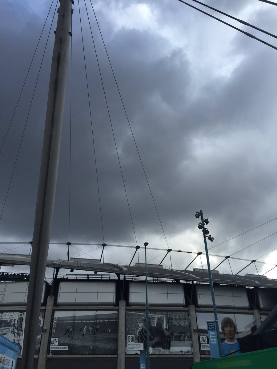 ManCityBrazil's tweet photo. O sol se foi. #typicalmanchester https://t.co/WyXJuZwYwV