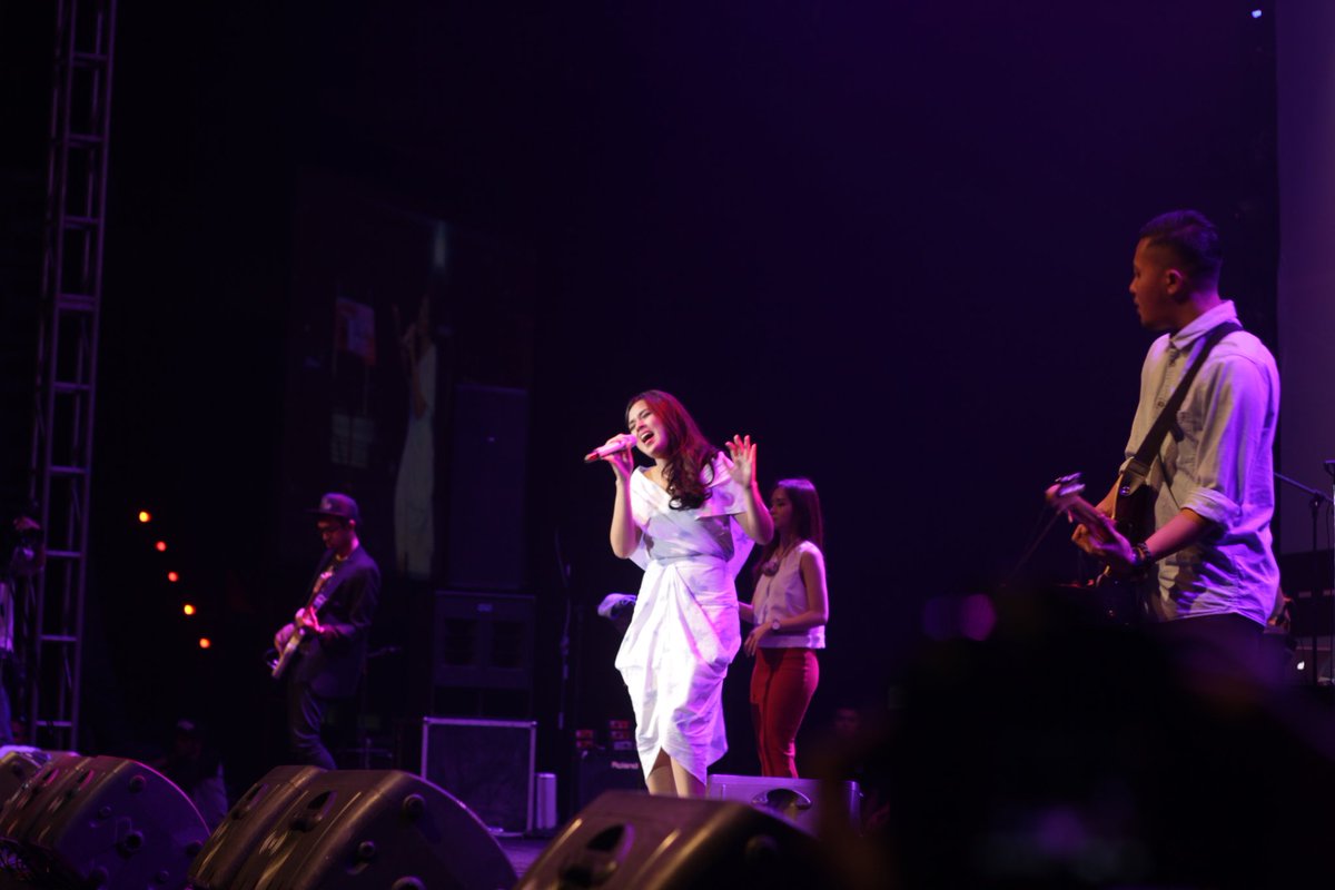 pecah nih udah <a href="/raisa6690/">Raisa Andriana</a> sekarang giliran <a href="/afgansyah_reza/">-</a> eh malahan mereka duet di <a href="/coopfest_/">ig : coopfest_</a>