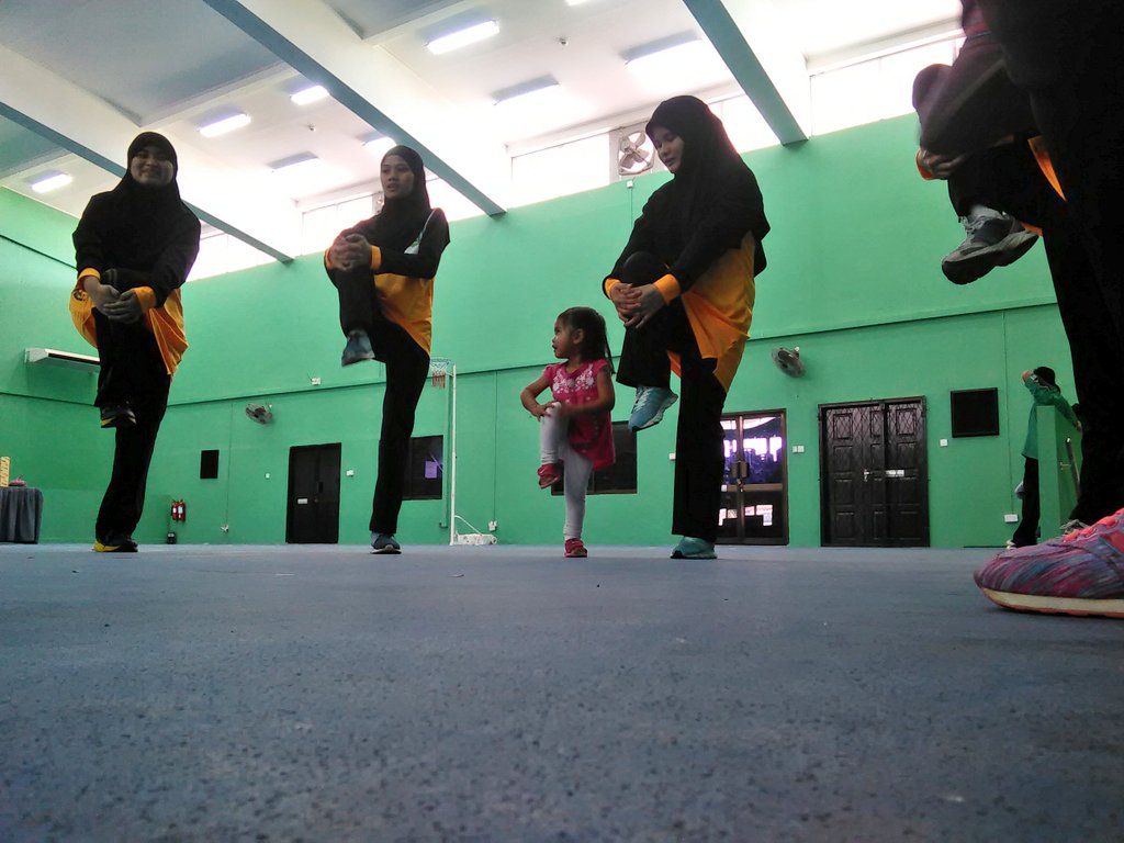IsmaAzirah's tweet photo. Bukan nya inda bagus tapi they are too good. Inda papa, buat yg lagi baik for next games. 😂💪 #Mujtahidun #STU2016 https://t.co/SoMrOFBpVP