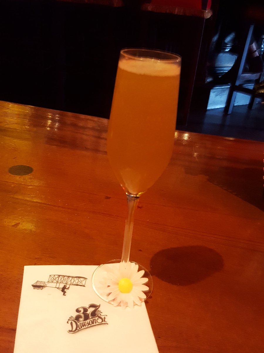 kellyguk's tweet photo. @37DawsonStreet loving our rolling in the peach before adele tonight! #adele37 https://t.co/o6hUefna16