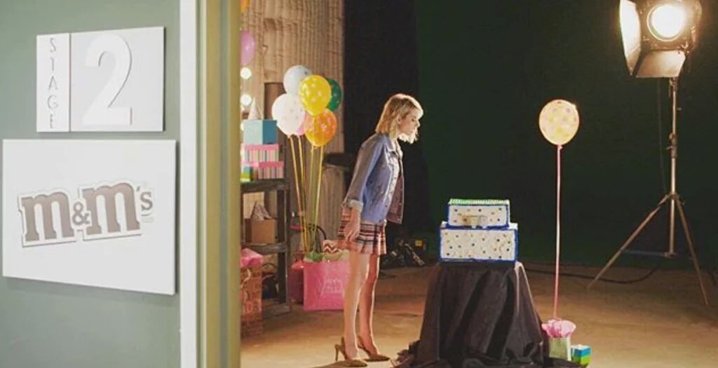 EmmaRRobertsFR's tweet photo. # PHOTO d'Emma travaillant sur un projet avec m&amp;m's https://t.co/H9P1ufuCev