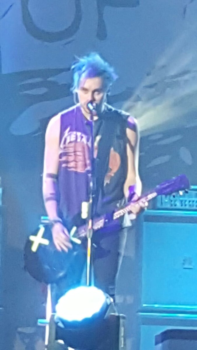 merchmaniacs's tweet image. Now Perform @5SOS live in ICE-BSD CITY, Jakarta Promoted: @LiveNationINDO @7KingsEnt  #5SOSJKT #MMLivetweet #MMmedia