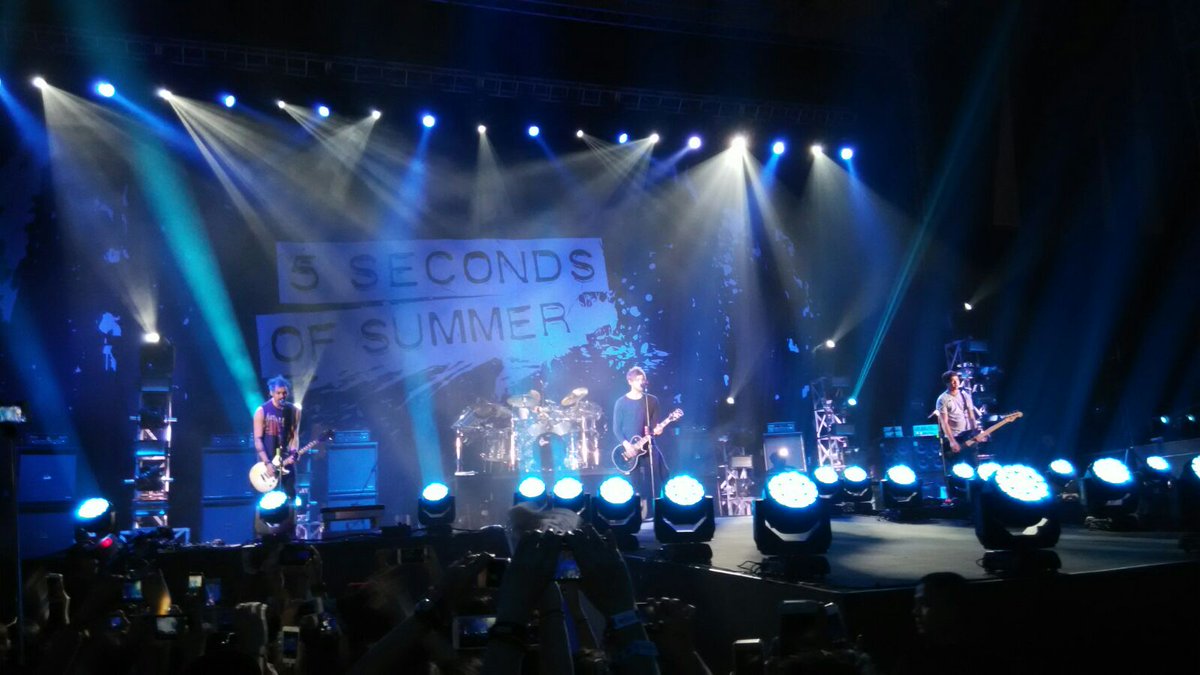 merchmaniacs's tweet image. Now Perform @5SOS live in ICE-BSD CITY, Jakarta Promoted: @LiveNationINDO @7KingsEnt  #5SOSJKT #MMLivetweet #MMmedia