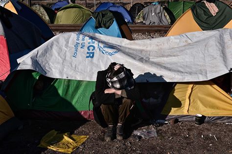 بالصور : ظروف إنسانية قاسية يعيشها اللاجئون العالقون في منطقة ايدومني على الحدود اليونانية مع مقدونيا. 