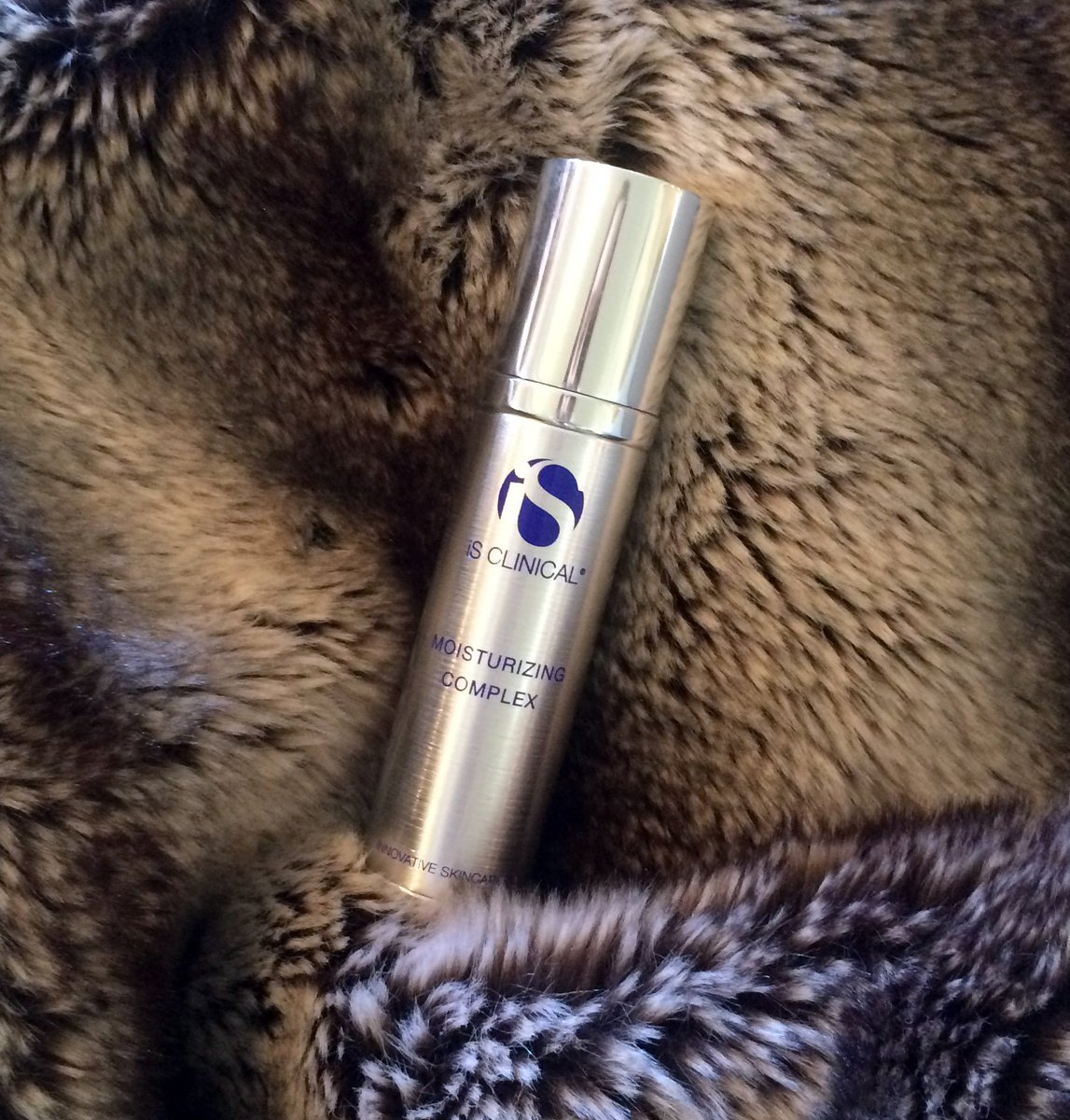 iSCLINICAL's tweet photo. Happy Saturday! Hope all you here in #LA stay cozy, warm and hydrated on this cloudy day with #MoisturizingComplex https://t.co/aHSURYXsvE