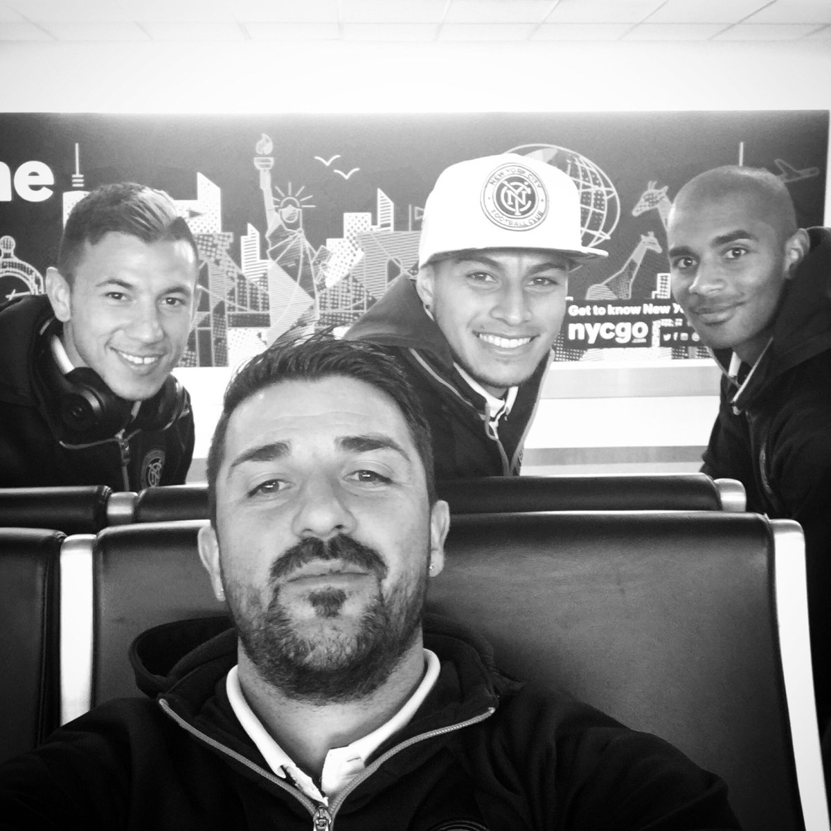 Waiting for the flight to Chicago. Esperanto por el vuelo a Chicago. <a href="/MatarritaRonald/">Ronald Matarrita</a> <a href="/MLopez12_5/">Mikey López</a> <a href="/TTaylor777/">Tony Taylor</a>