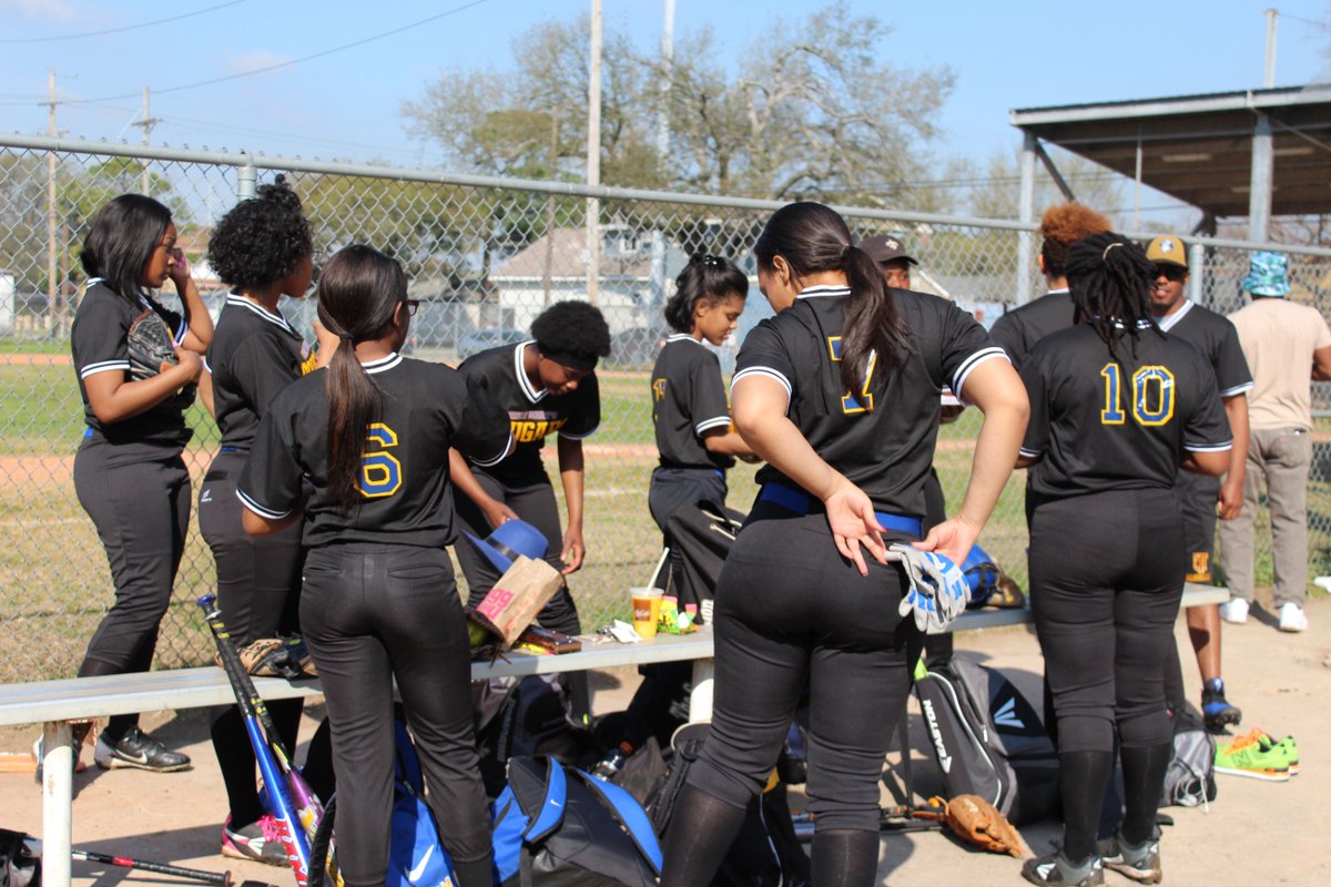 SMAsoftball's tweet photo. #SMAsoftball getting ready!!! https://t.co/IpeKvpTOCB