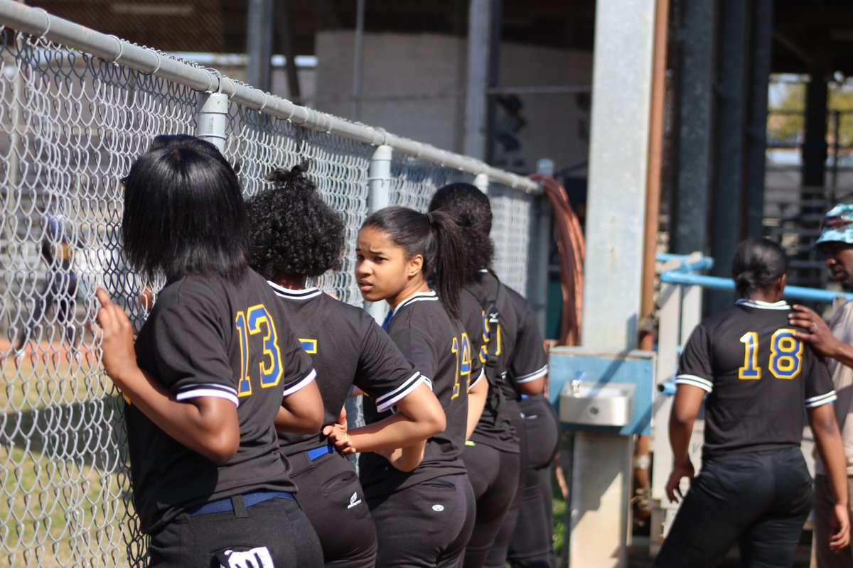 SMAsoftball's tweet photo. #SMAsoftball getting ready!!! https://t.co/IpeKvpTOCB