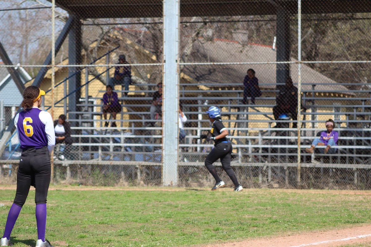 SMAsoftball's tweet photo. #SMAsoftball Senior Tia P #28 https://t.co/UP8dV64Q4W