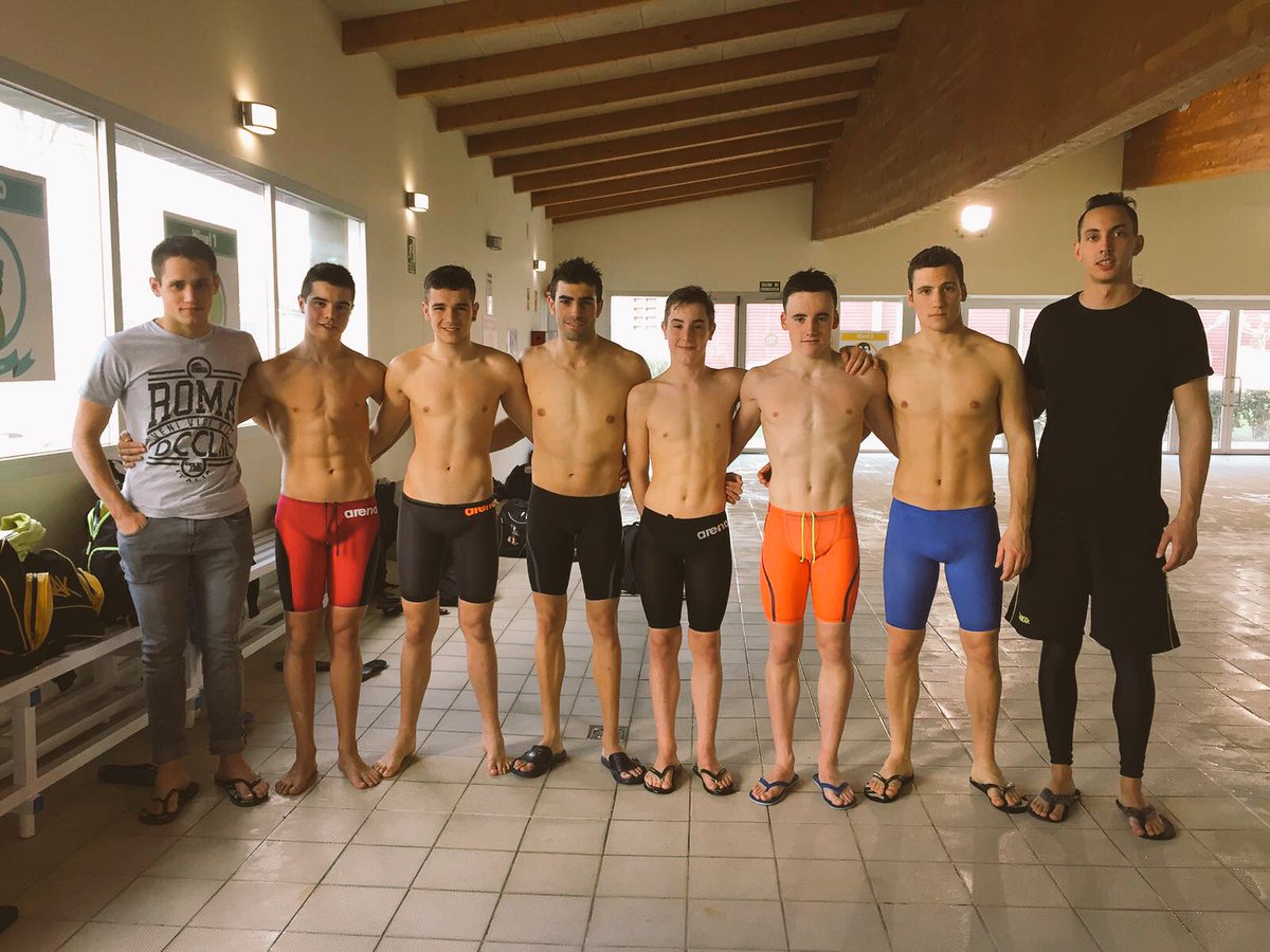 NLagunak's tweet photo. Equipo femenino y masculino desplazado en el día de hoy a competir a #Logroño #NataciónLagunak https://t.co/bfLKlcnp7b