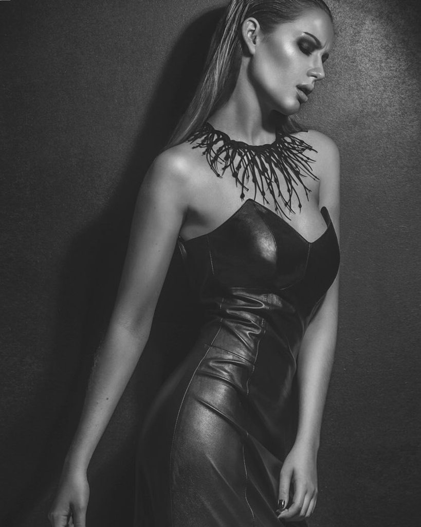 allfemalemodel's tweet image. ▪️ Black ▪️ Foto: @carlossillero 
Produção: @tanisehaas 
Make: @eduardosauerbridal

#strong #joymodel #joymgmt #fem…