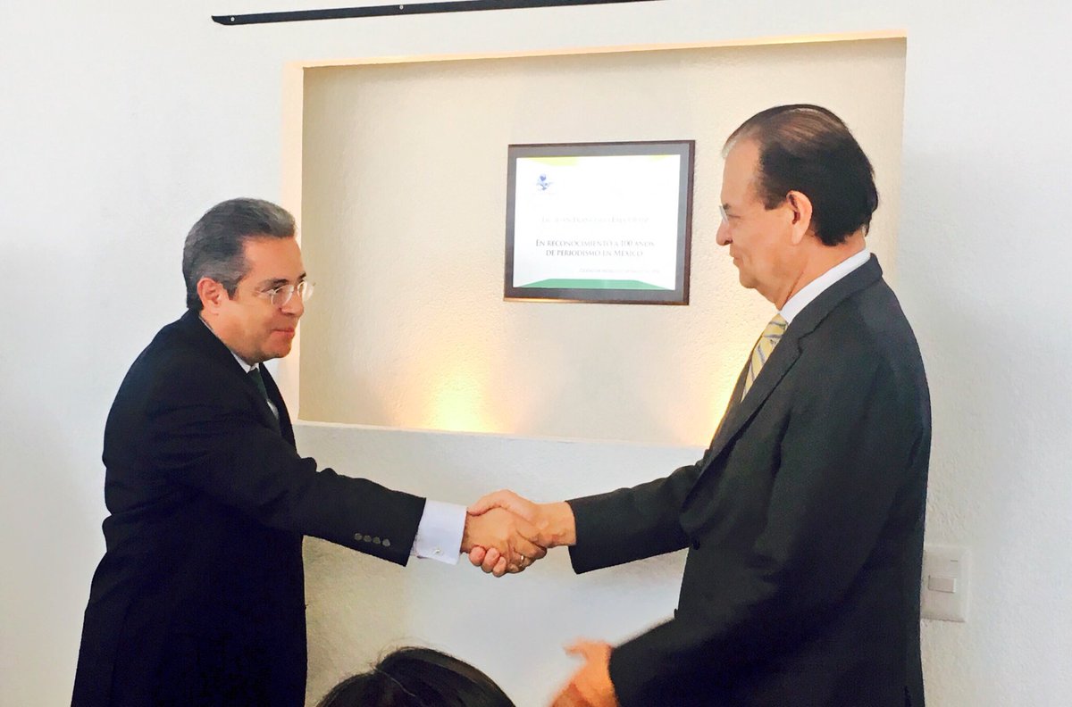 janneth_moreno's tweet photo. Develación de placa para reconocer 100 años de escribir la historia de México. @El_Universal_Mx @EnriqueB01 #OVMx https://t.co/lVxI4Bf785