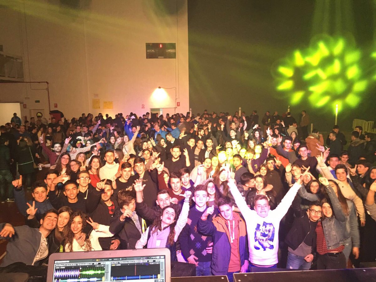 BANDALAYMUSIC's tweet photo. Gracies a tots per la nit de ahir en vilafames amb els KINTOS '16 #topegama #InsertCoin #FelizSabado #volveremos https://t.co/qFbV8qgG9u