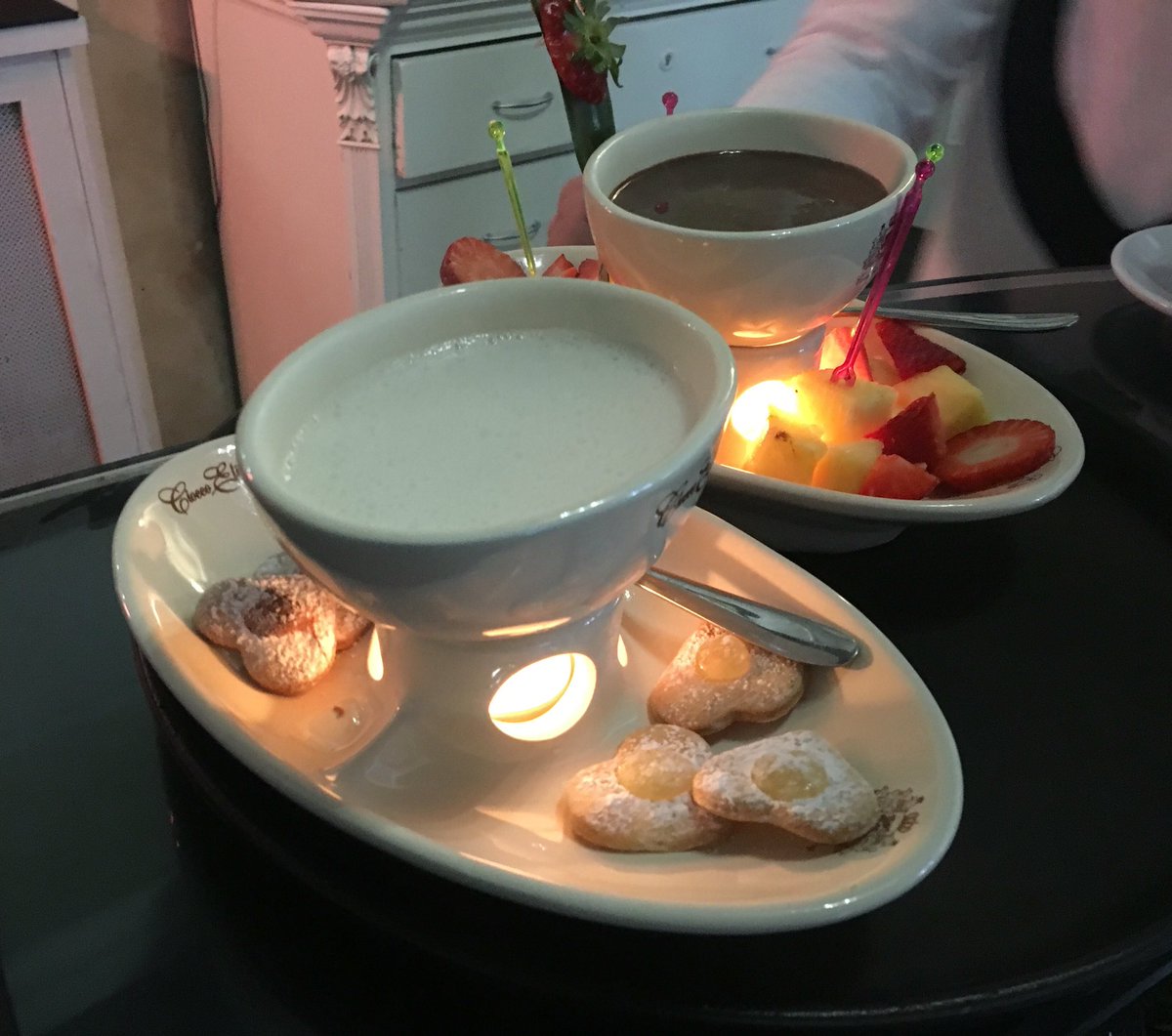 berteugo's tweet photo. #ciocolatta #fonduta #tè #sabatosera #latteria581 #cocktail #bar #restaurant #lipari #isoleeolie https://t.co/uvv344BQBt