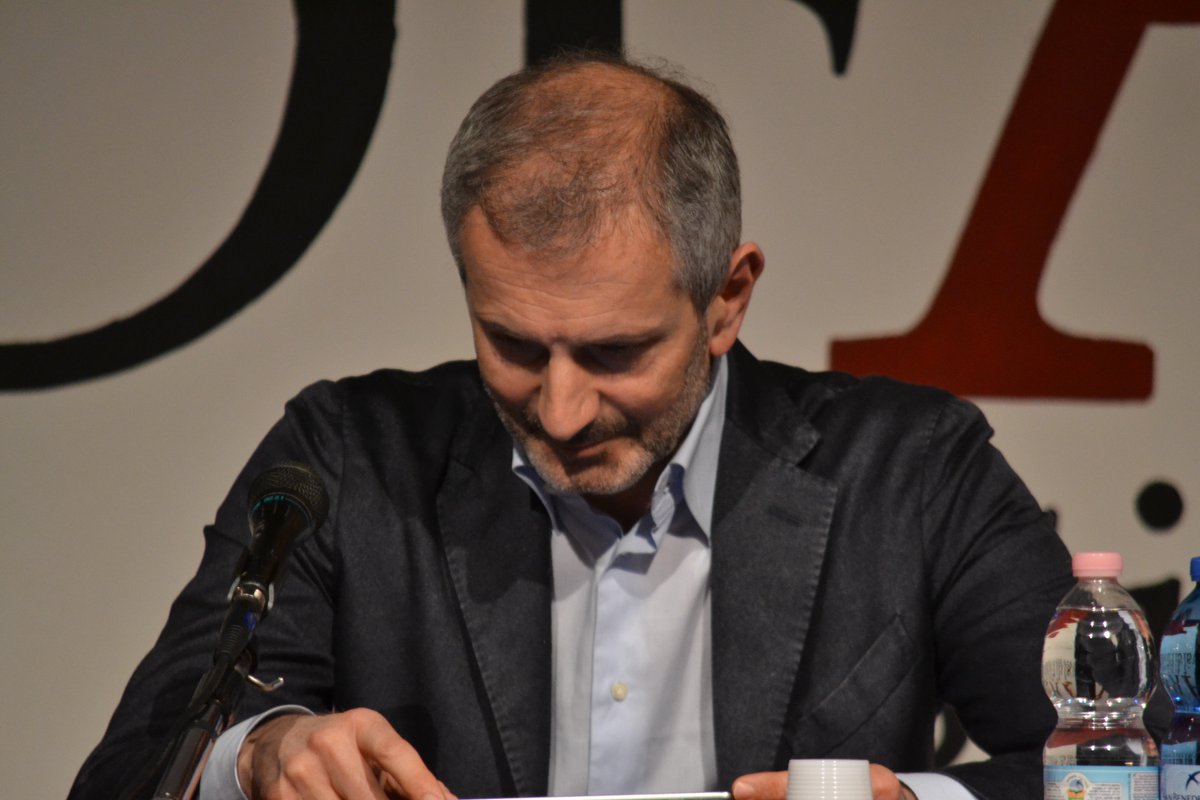 OfficinaCont's tweet photo. Gianrico Carofiglio cita il #basket e #MichalJordan: "Uno sbaglia il 100% dei tiri che non fa" #filosofarti2016 https://t.co/fFgD5z5yZD