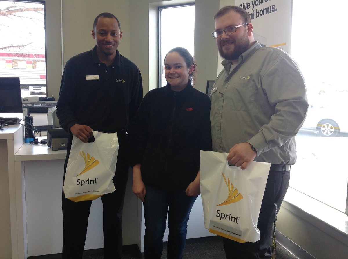 RosarioMatt's tweet image. Another happy customer here @SprintFallRiver! Thank you and enjoy your new devices! #SwitchtoSprint