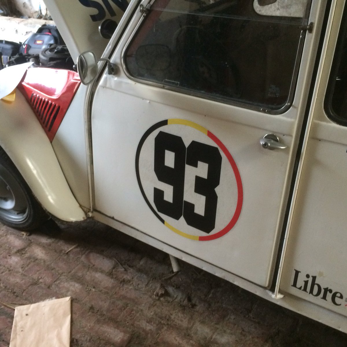 2CVStudentTeam's tweet image. Numéros collés sur la voiture! Et le rendu est assez agréable à la vue... #2cv