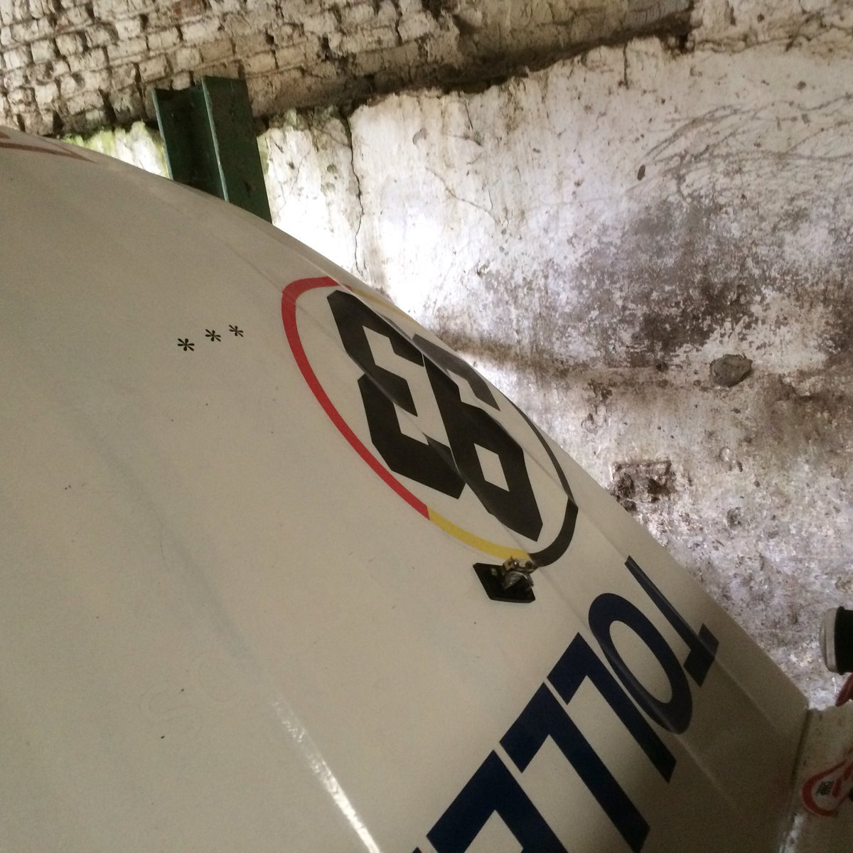 2CVStudentTeam's tweet image. Numéros collés sur la voiture! Et le rendu est assez agréable à la vue... #2cv