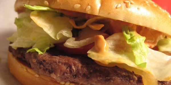 Report: #McDonalds, #KFC &amp; Subway #Antibiotics promises fall flat: ow.ly/Z6wdc #saveabx <a href="/Consumers_Int/">Consumers International</a>