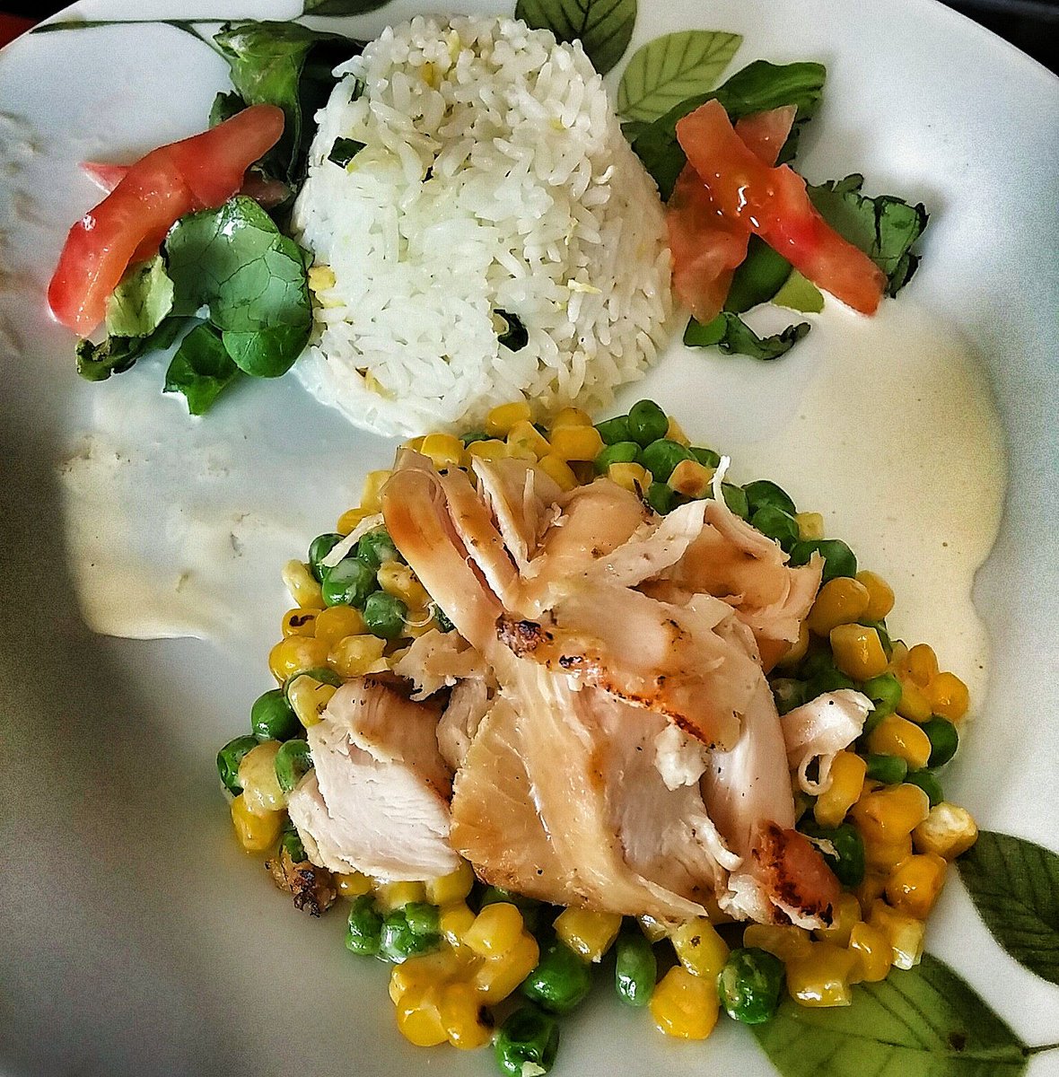 CrichardGD's tweet photo. #CrichardCocina pollo saltado en cama de choclo y arvejas a la crema con arroz chaufan
tranqui #soloes mi #almuerzo https://t.co/xndsveySou