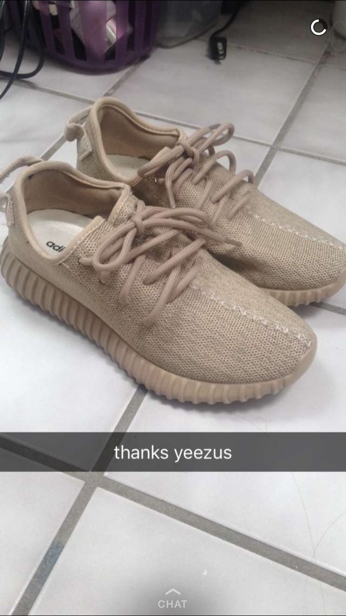 lostqirI's tweet photo. my friend just got yeezys and I've never wanted to cry more look how beautiful https://t.co/tFhi8ORiJw
