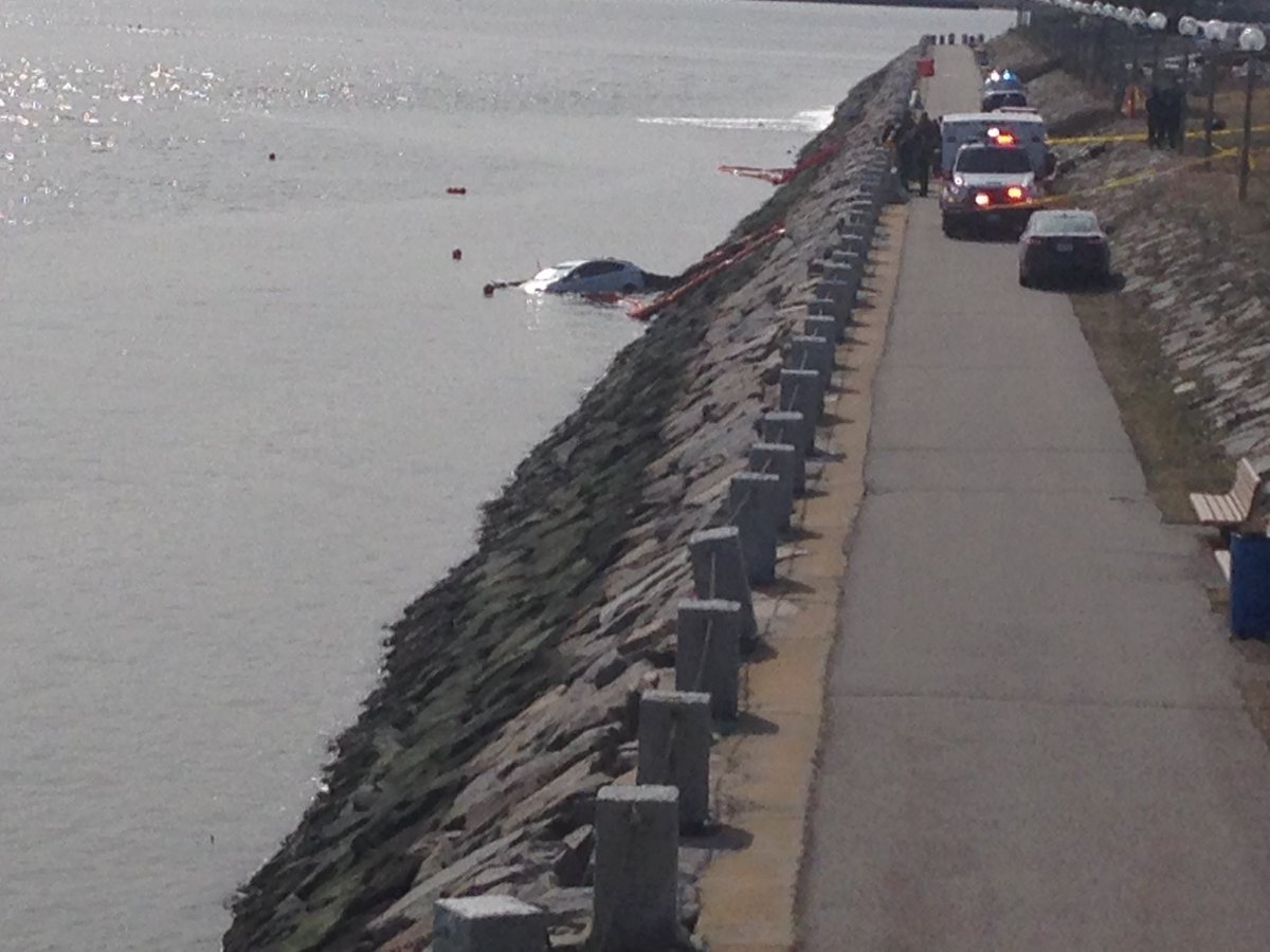GlennMarshallJr's tweet photo. Massachusetts State Police respond to car in the water near @UMass Boston campus #necn https://t.co/rxXlu9Cyrc