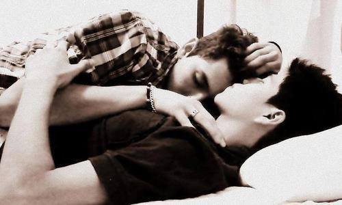 Парни нежатся. Лежит на кровати. Мужчина лежит на кровати. Парень в кровати. Мужская фотосессия на природе.