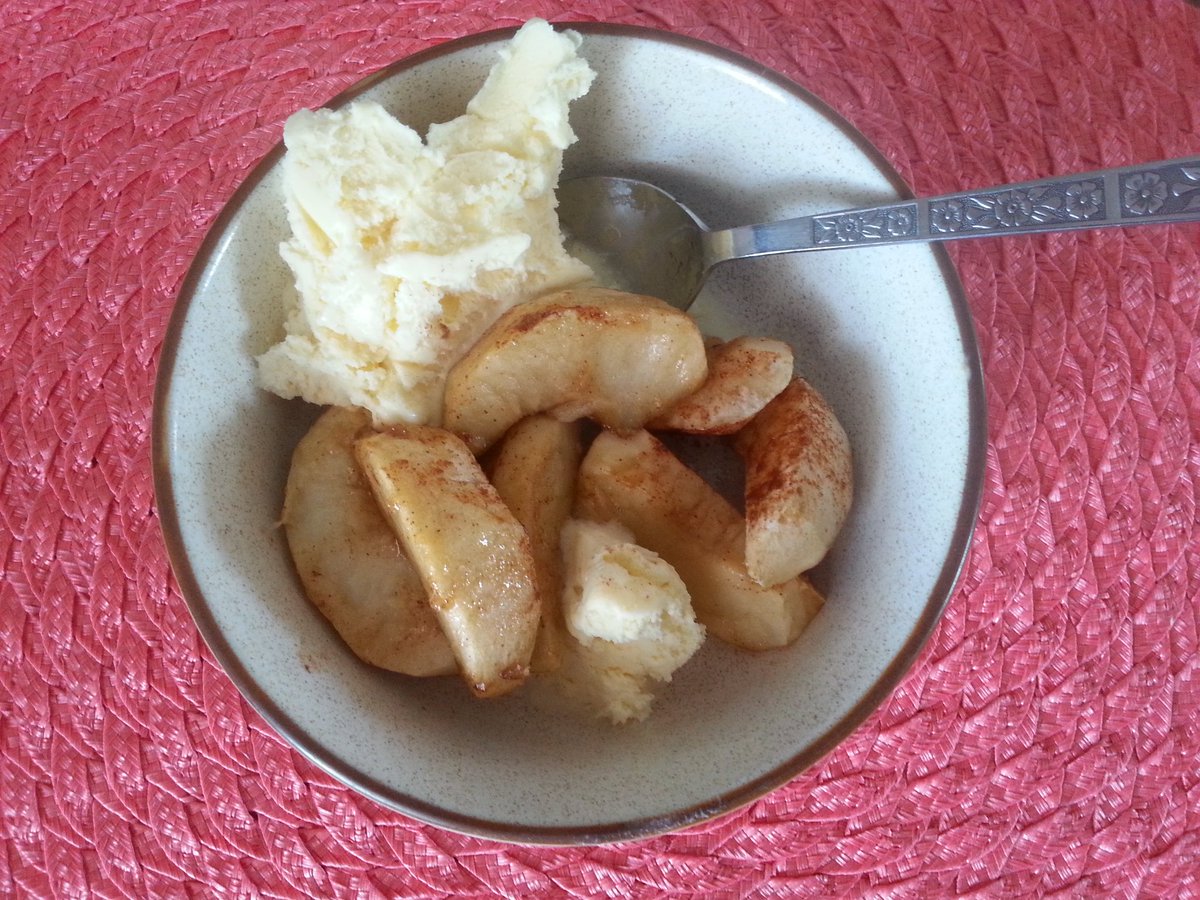 Emma_BrantZ's tweet photo. Baked cinnamon apple with scoop of vanilla ice cream 😍 #favtreat #cheatday https://t.co/albbBhwAoE