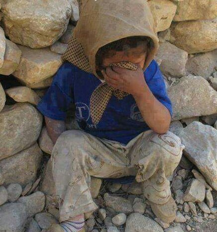 Büyüme çocuk
Neden çok istiyorsun büyümeyi
İnsanlar büyüdükçe küçülürler
Elbisen kirliyse üzülme
Kalbin temiz pak ya