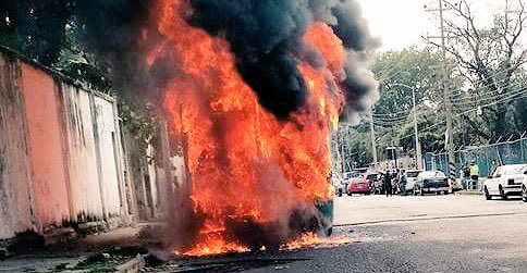 Falla en batería hace arder autobús en Tapachula - Cczg0fOUYAAtQIs