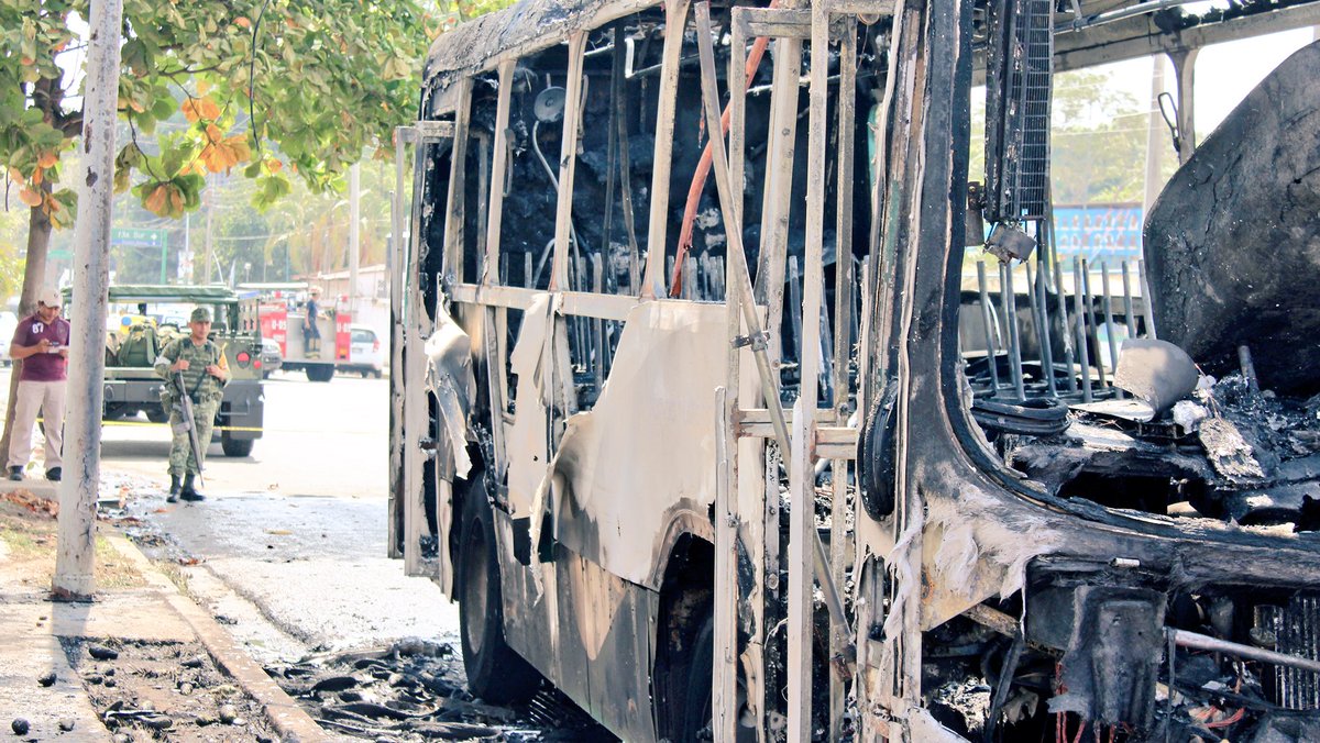Falla en batería hace arder autobús en Tapachula - Cczg0fOVIAEI2EK