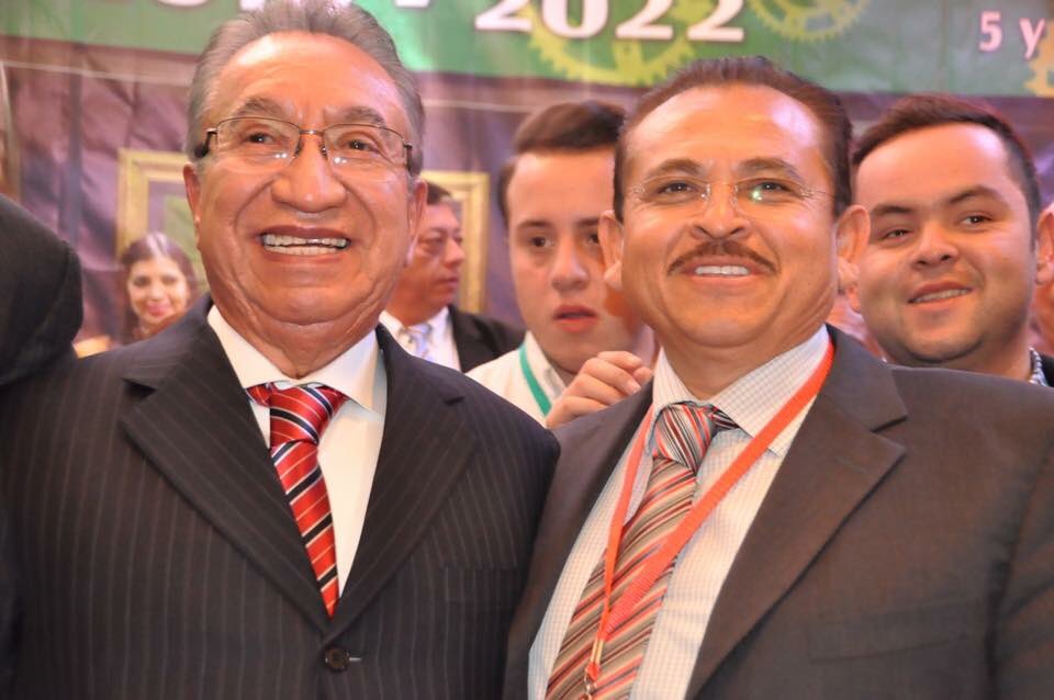 MartinDeLaCruzG's tweet photo. Tomando protesta junto a m líder nacional el Sen. @IsaiasSiCumple garantizando más beneficios a los trabajadores. https://t.co/OF9X7wXGVe