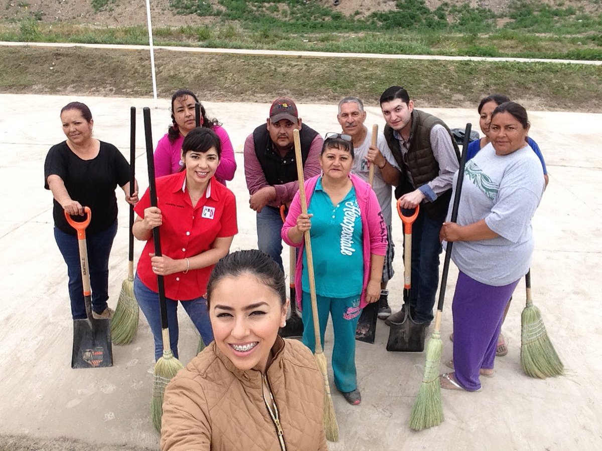 DennisJm14's tweet photo. Esta mañana realizamos limpieza en la Plaza ubicada en Ejido Francisco Villa @villarrealsonia #PRIPiedrasNegras https://t.co/kQTug51kT1