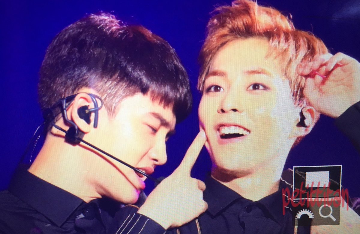 petit_titan's tweet photo. 160320 마지막 luxion in 서울 #디오 #경수 #시우민
헐... 경수가 민석이형에게...ㅠㅠ https://t.co/rKmnGZET0L