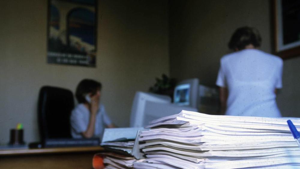 LaStampa's tweet photo. Burocrazia italiana sotto la media Ue, così perdiamo 30 miliardi all’anno | @RobertoGiov https://t.co/nmdp1CP2NA https://t.co/9oGFWRFjrb