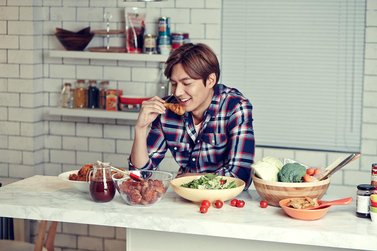 He cook dinner at the moment. что готовить на ужин. джейми оливер кушает. совместная готовка на кухне. He cook dinner at the moment.