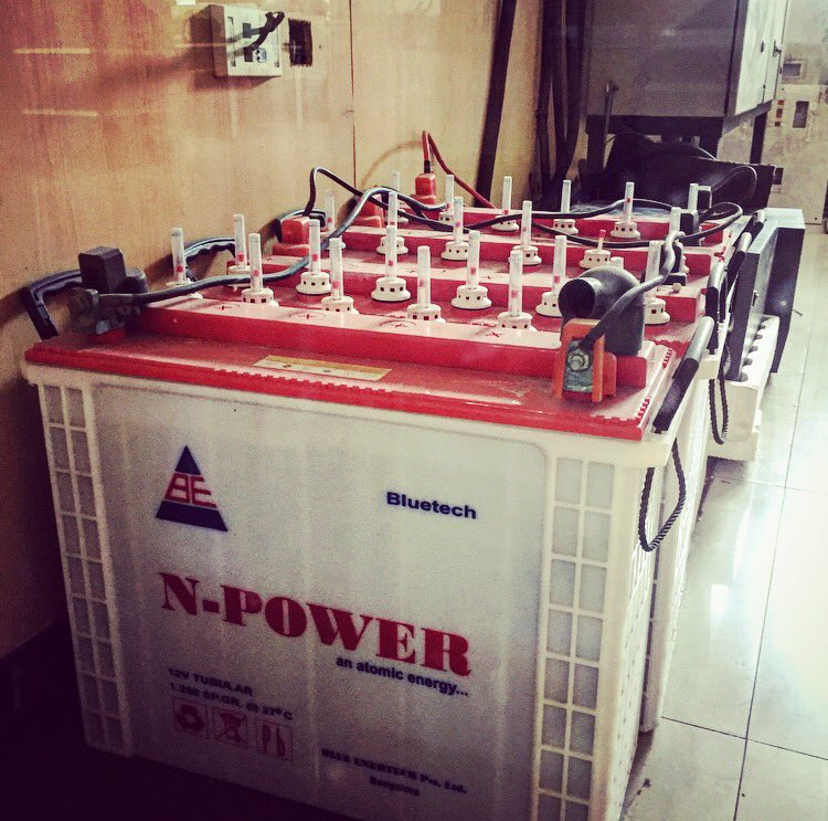 Alex_Donn's tweet photo. The backup power bank for our floor at #kandyhack #gotpower @KANDY_io https://t.co/ctx3bx326E